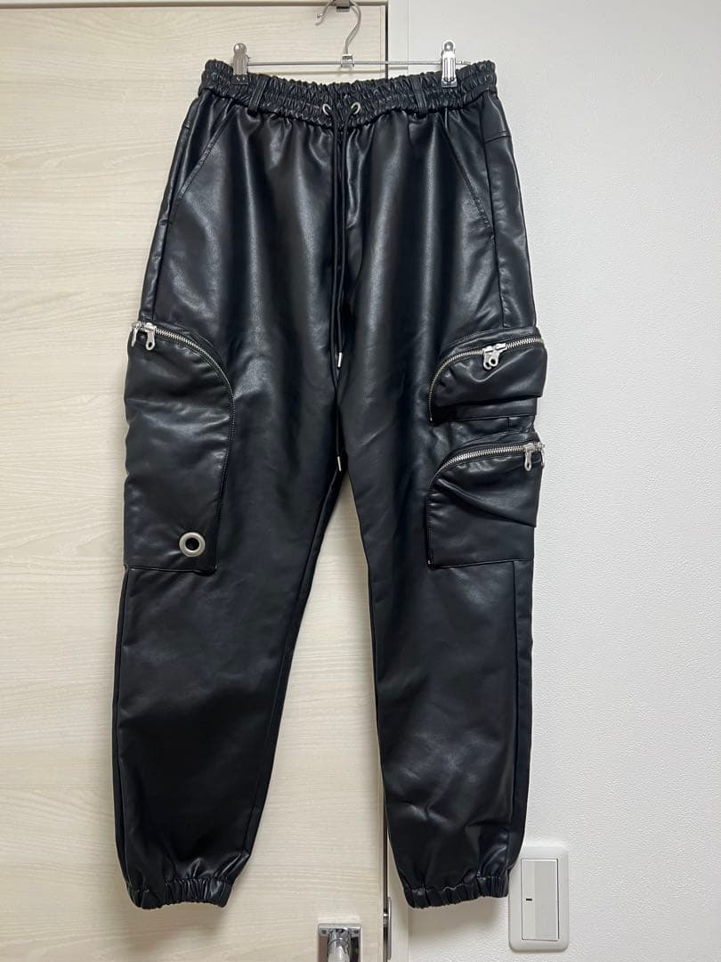 NO ID. BLACK シンセティックレザー ポケット カーゴパンツ