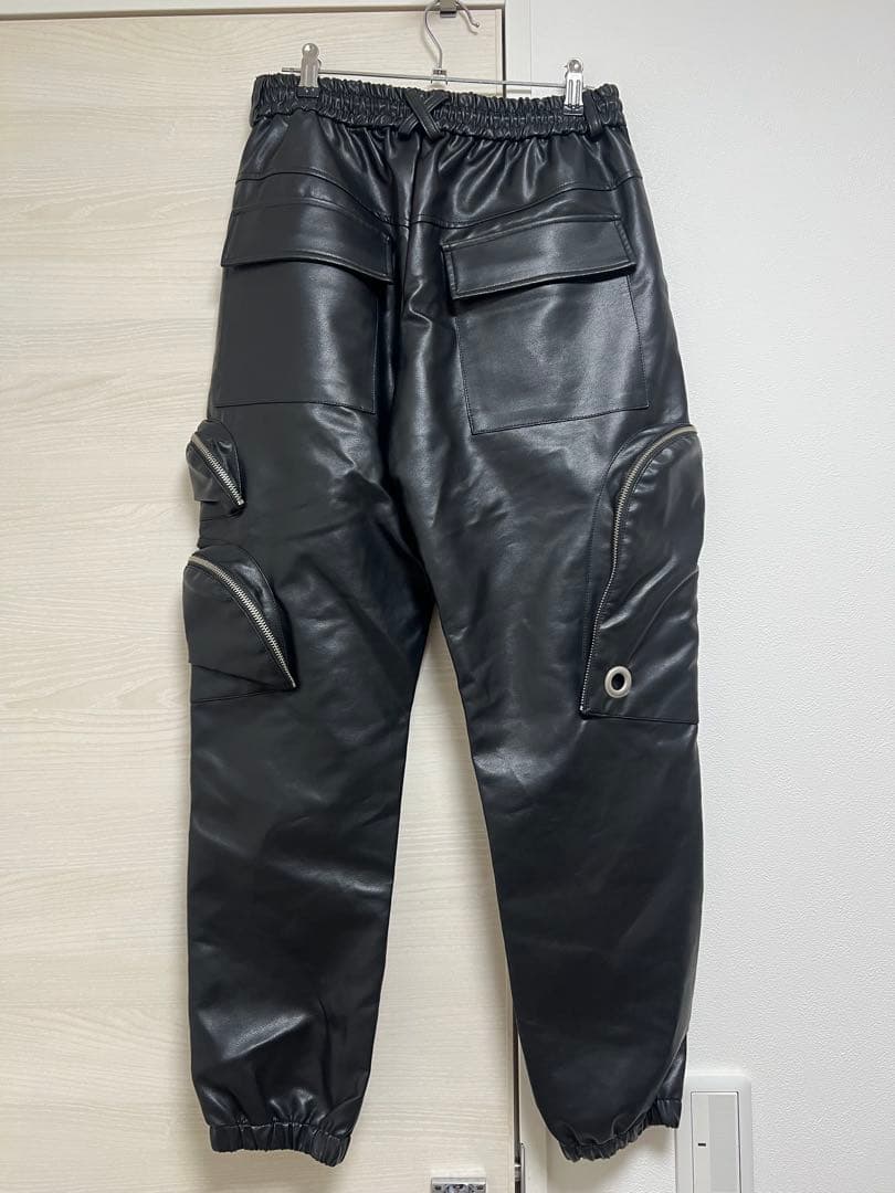 NO ID. BLACK シンセティックレザー ポケット カーゴパンツ