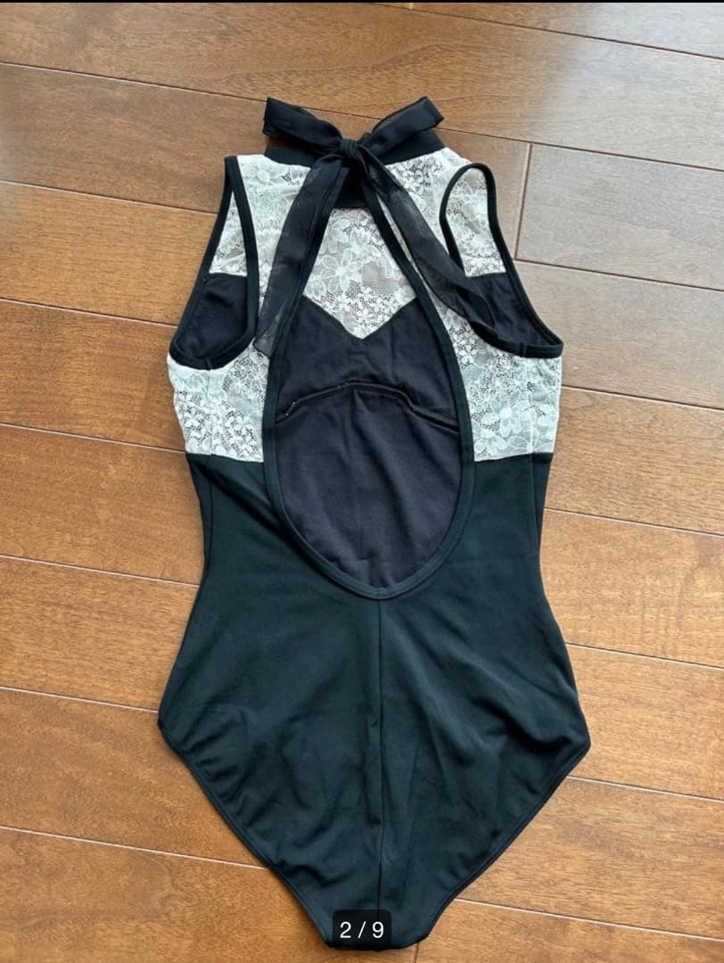 レオタード 黒と白のレース ハイネック