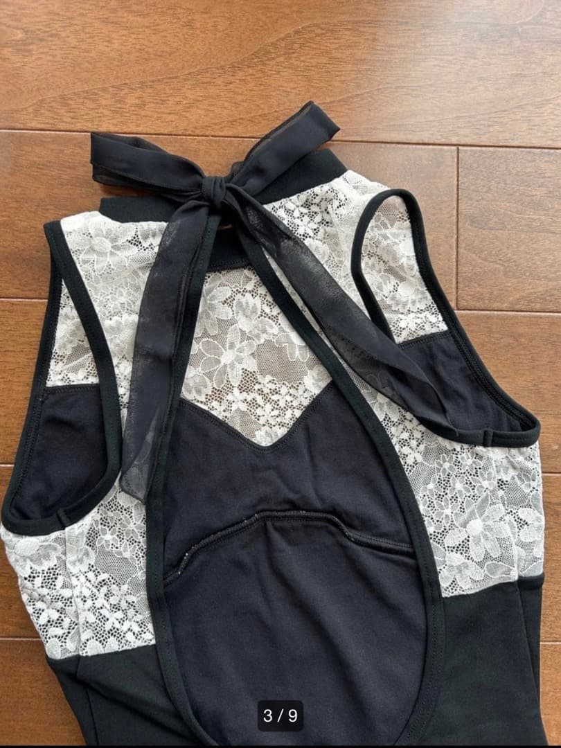 レオタード 黒と白のレース ハイネック