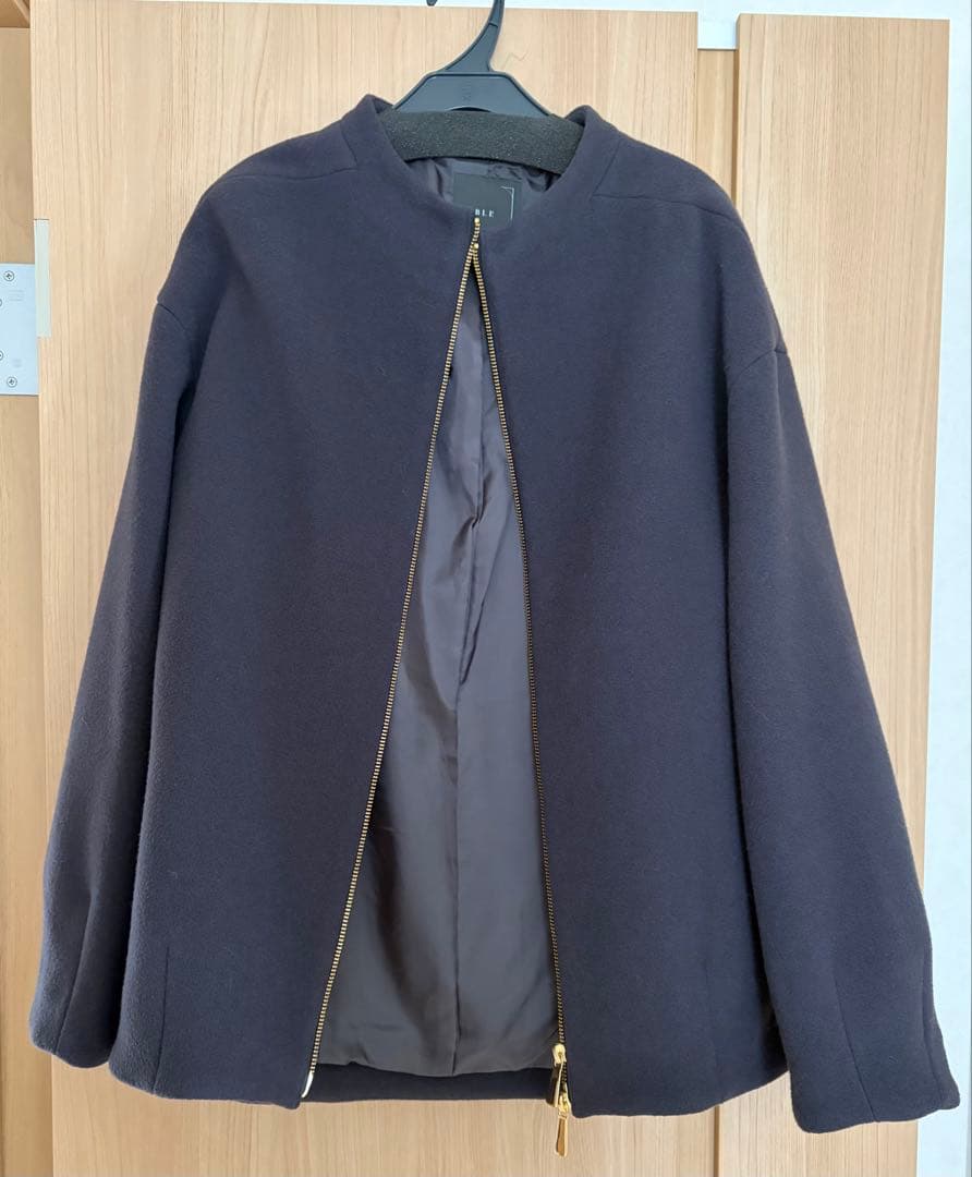 NOBLE レイズドネックジップ コート 2025