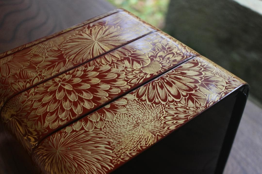 小傷あり！上質朱漆に極上菊詰沈金の映える輪島塗三段重（検重箱お重