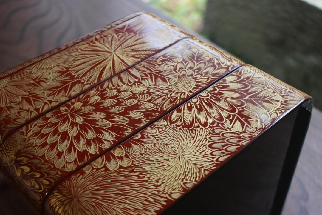 小傷あり！上質朱漆に極上菊詰沈金の映える輪島塗三段重（検重箱お重