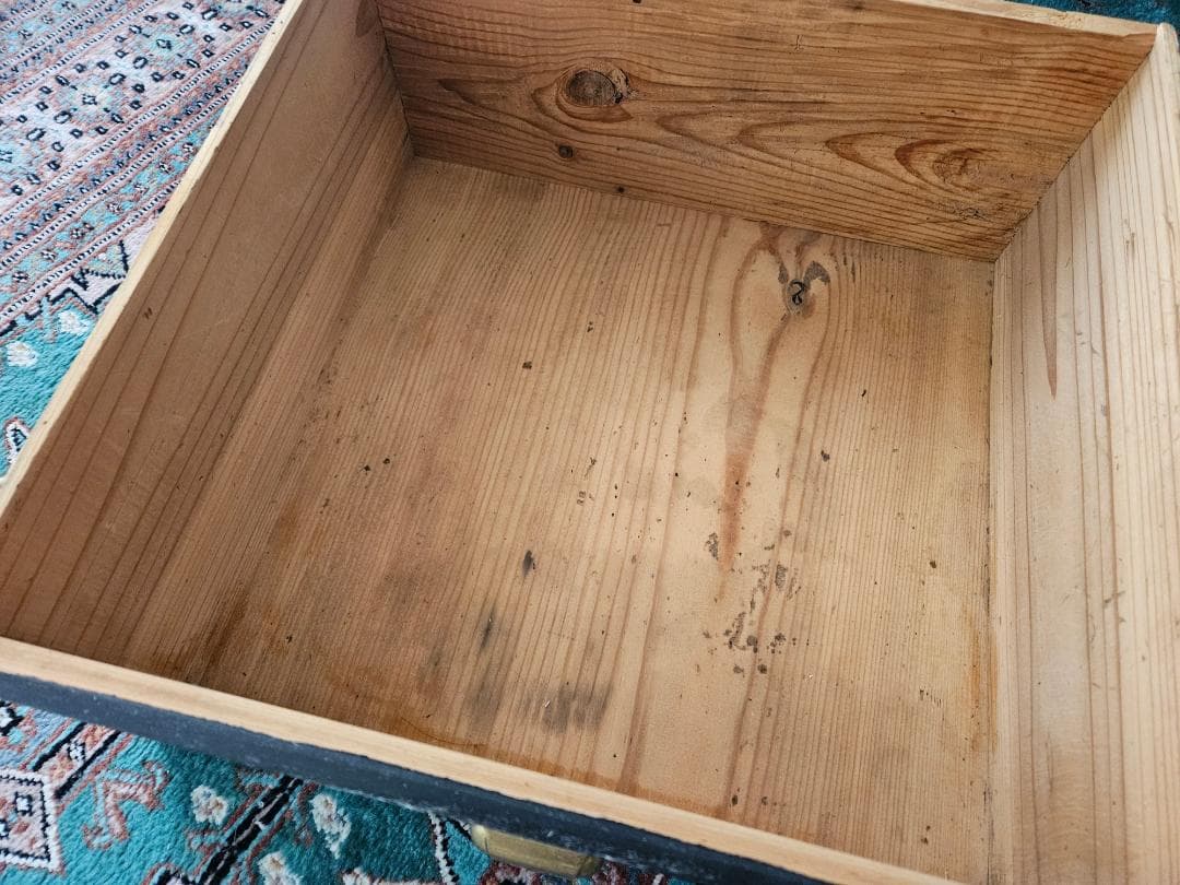 黒い木製キャビネット ガラス扉付き　アンティーク　収納棚　食器棚