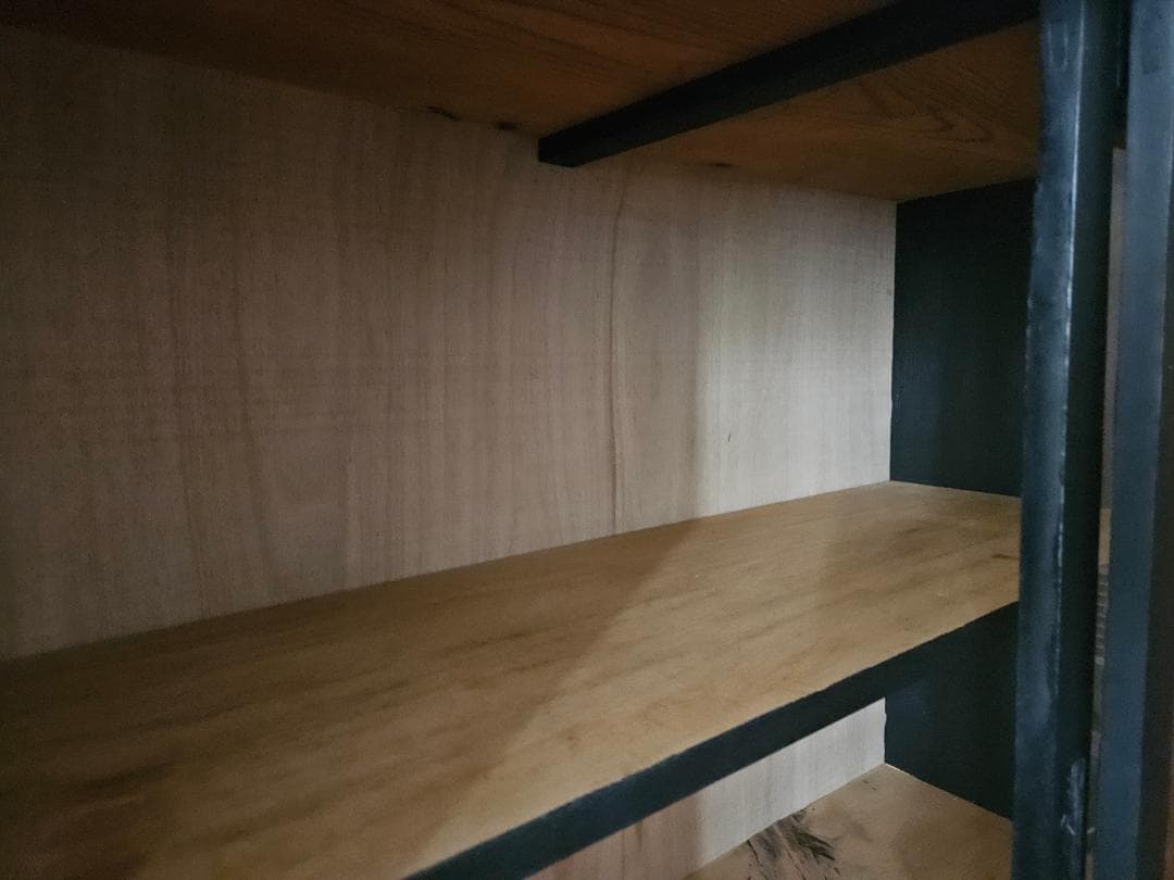 黒い木製キャビネット ガラス扉付き　アンティーク　収納棚　食器棚