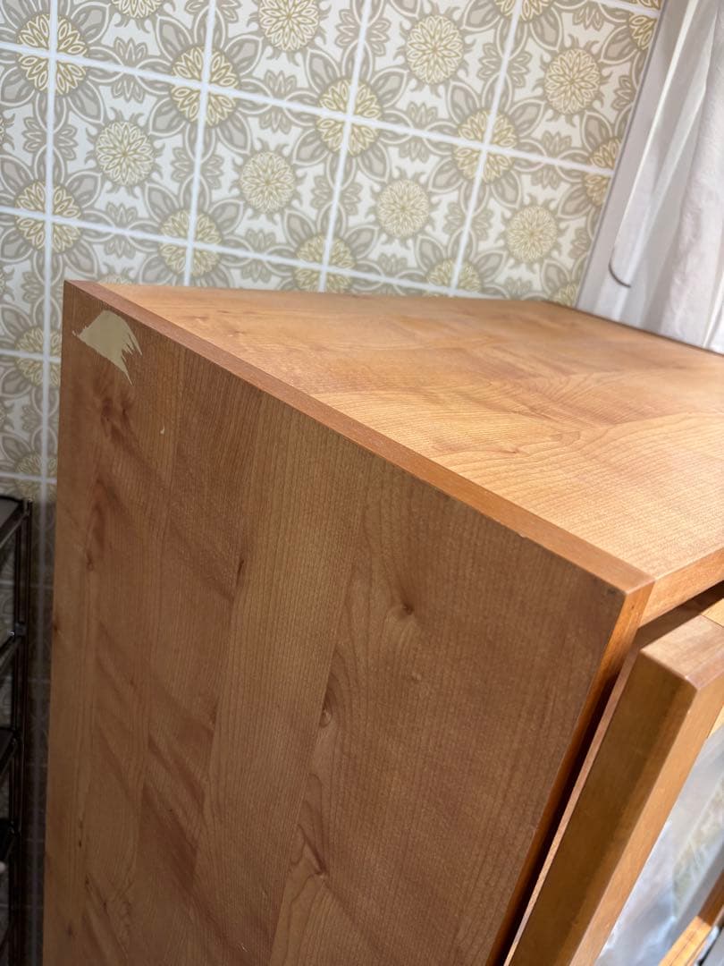 モモナチュラル　食器棚　アルダー材　ガラス扉