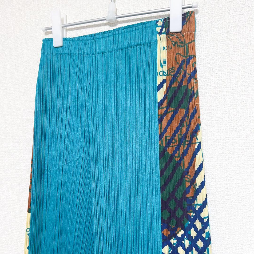 プリーツプリーズ サイドライン　パンツ　柄付き　裾フレア　ポケット　幾何学