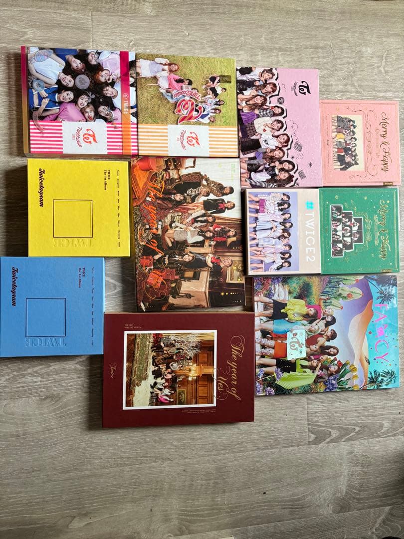 TWICE アルバムセット＆Tシャツ、ユニフォーム、ペンライト、トレカまとめ売り