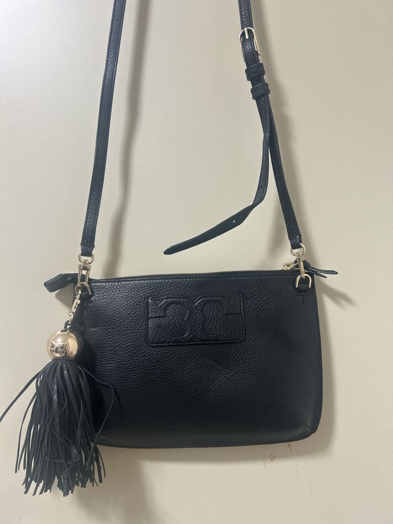 トリーバーチ！ブラックショルダーバッグ タッセル付き