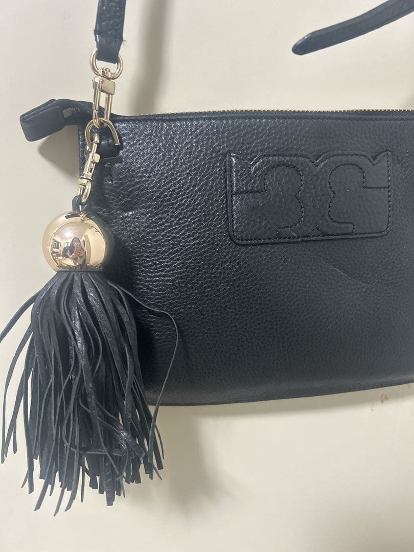トリーバーチ！ブラックショルダーバッグ タッセル付き