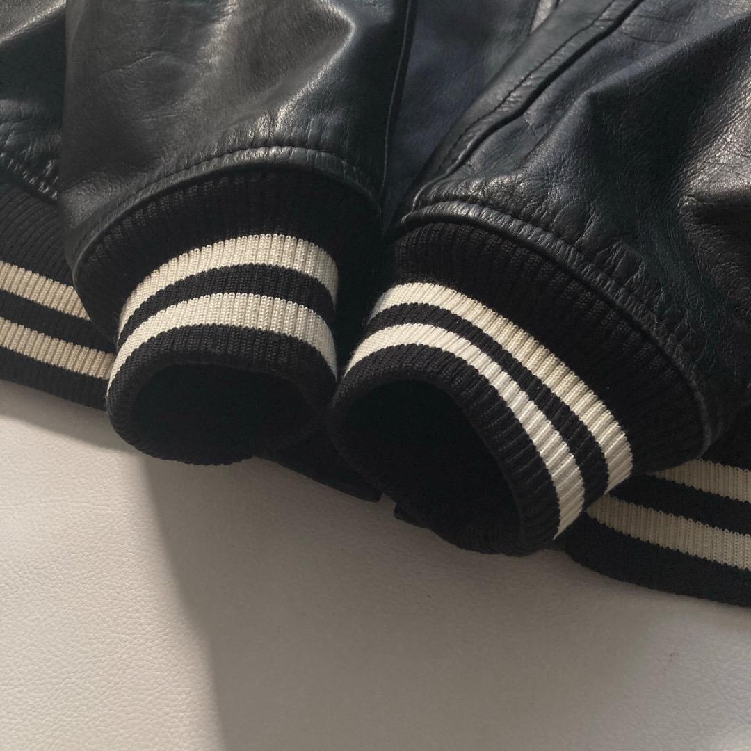 【ま】AVIREX スタジャン 中綿キルティング 刺繍ロゴ 牛革 黒