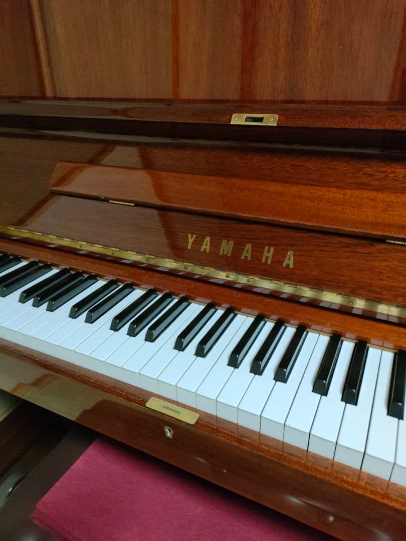 【極美品/消音付】YAMAHA W106 ピアノ 木目艶出し鏡面（2月下旬まで）