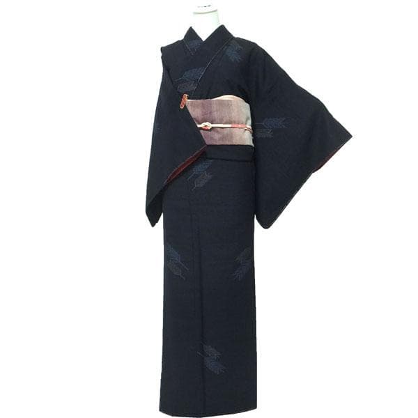 結城紬 着物 袷 80亀甲 矢羽 濃黒紺色 裄66.5 Ｍ 新古品 sn1671