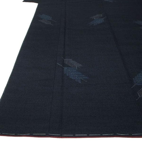 結城紬 着物 袷 80亀甲 矢羽 濃黒紺色 裄66.5 Ｍ 新古品 sn1671