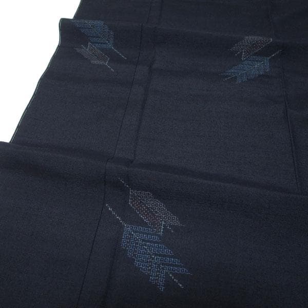 結城紬 着物 袷 80亀甲 矢羽 濃黒紺色 裄66.5 Ｍ 新古品 sn1671