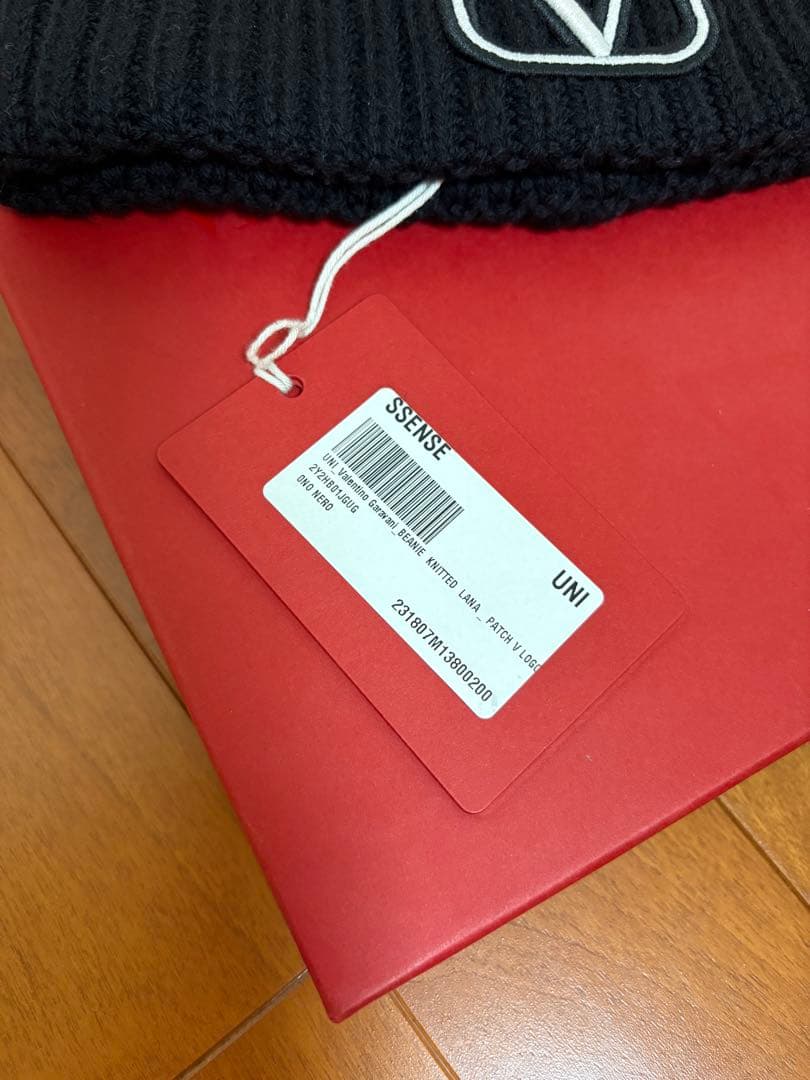 【新品】 VALENTINO ビーニー　ニット帽　黒　ブラック　ロゴ　刺繍