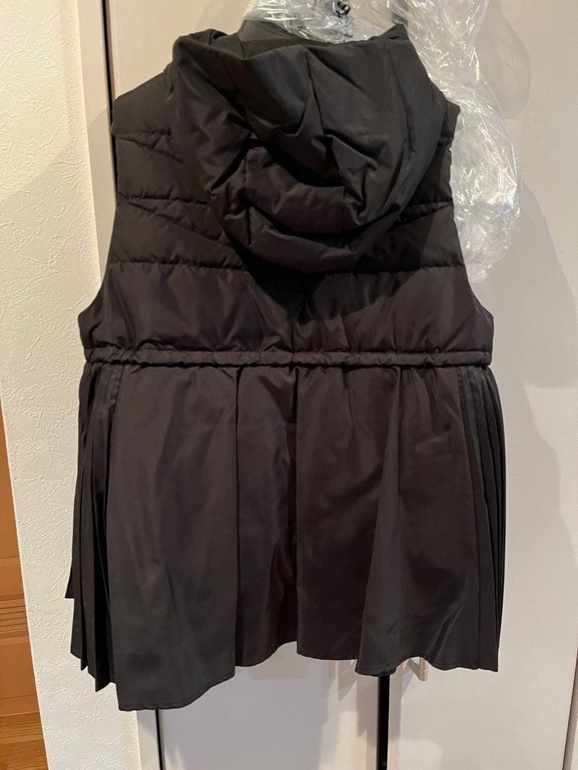 マルシャルテル　黒 ダウンベスト プリーツ付き フードあり