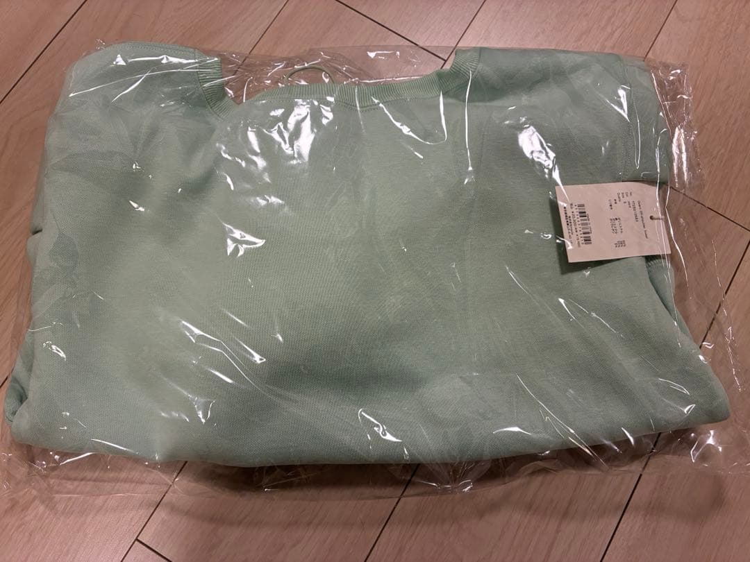 the toé Opern Off-shoulder Sweat