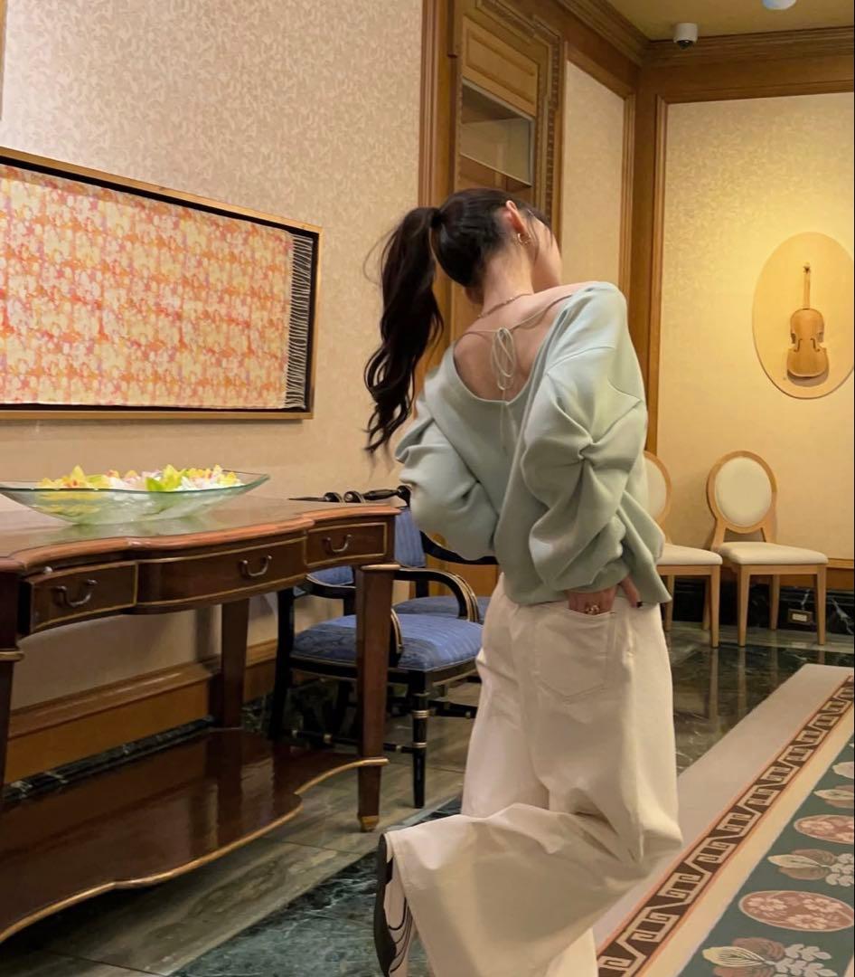 the toé Opern Off-shoulder Sweat