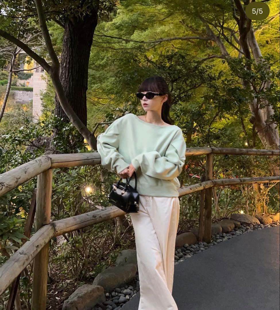 the toé Opern Off-shoulder Sweat