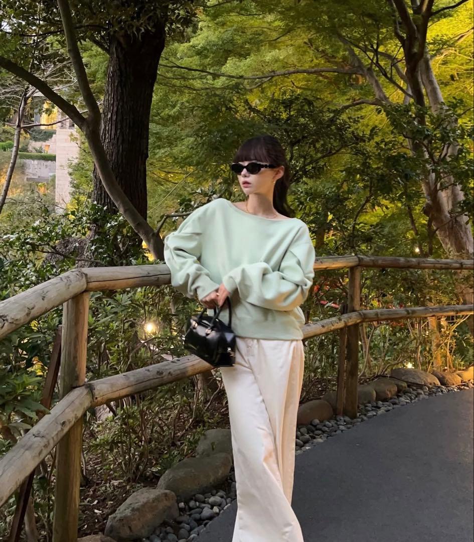 the toé Opern Off-shoulder Sweat