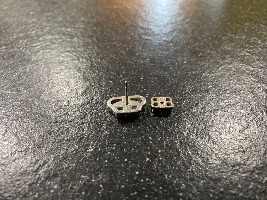 BALENCIAGA 片耳ピアス