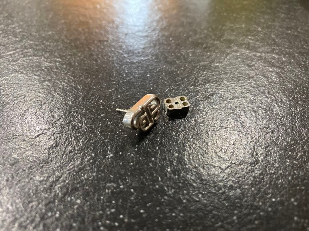 BALENCIAGA 片耳ピアス