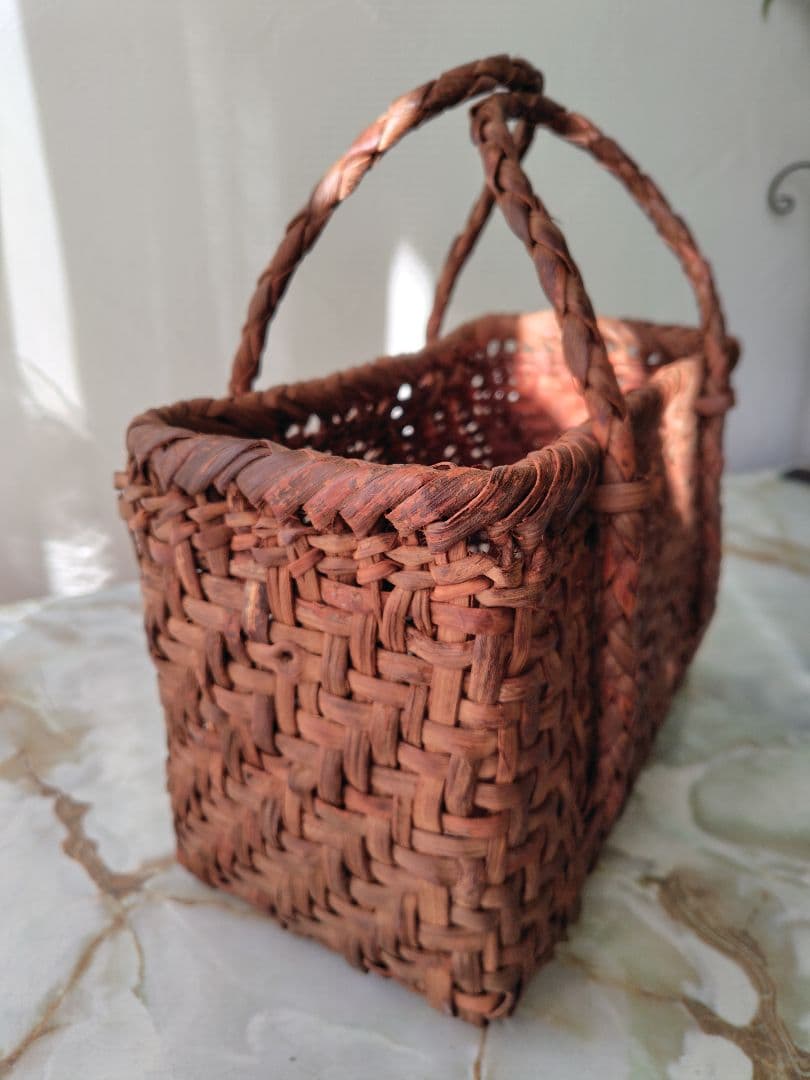 筒井幸彦さんの山葡萄カゴバッグ