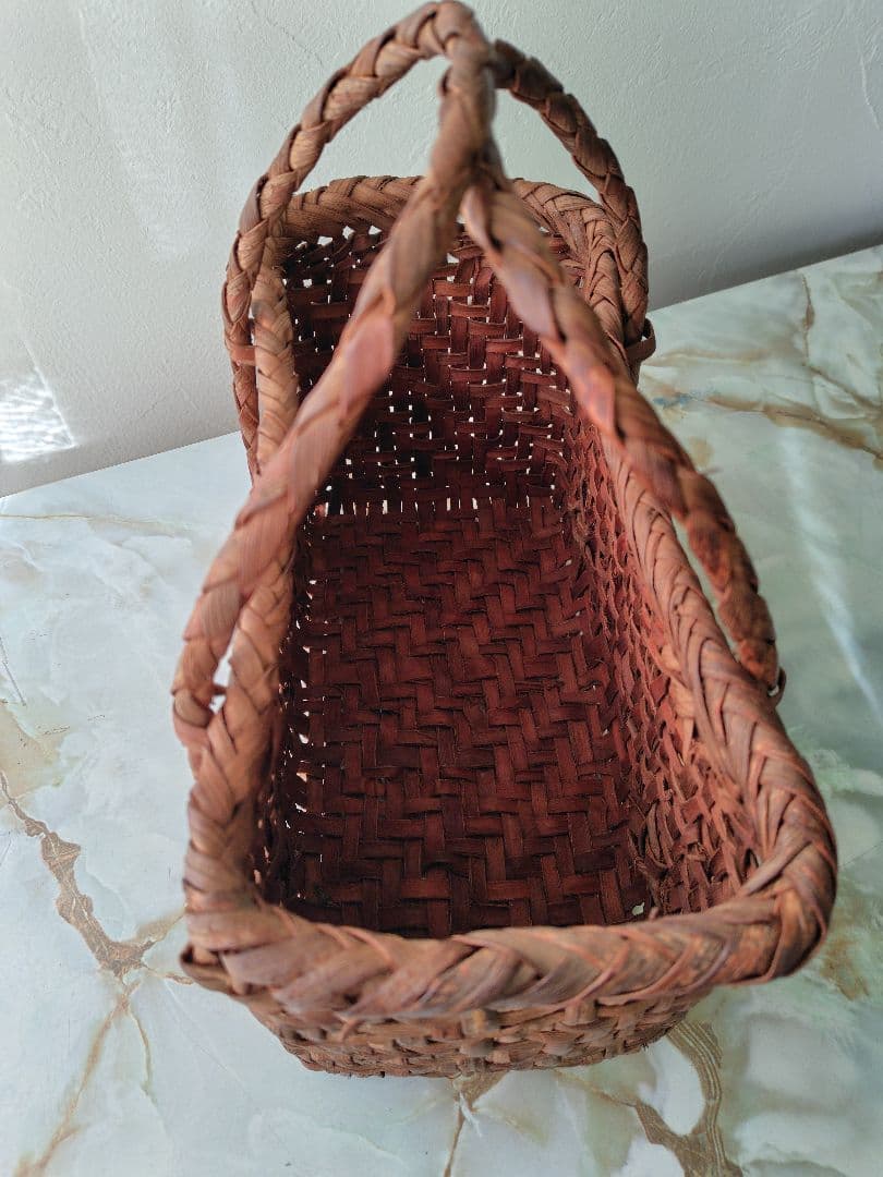 筒井幸彦さんの山葡萄カゴバッグ