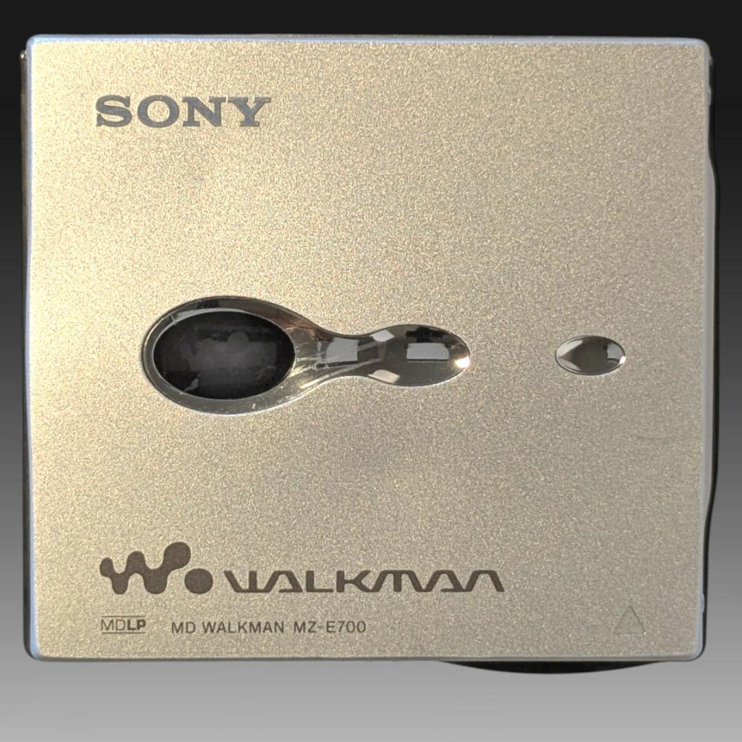 【稼働品】ソニーMDウォークマン2台 充電器・充電池付 カセット多数付 SONY