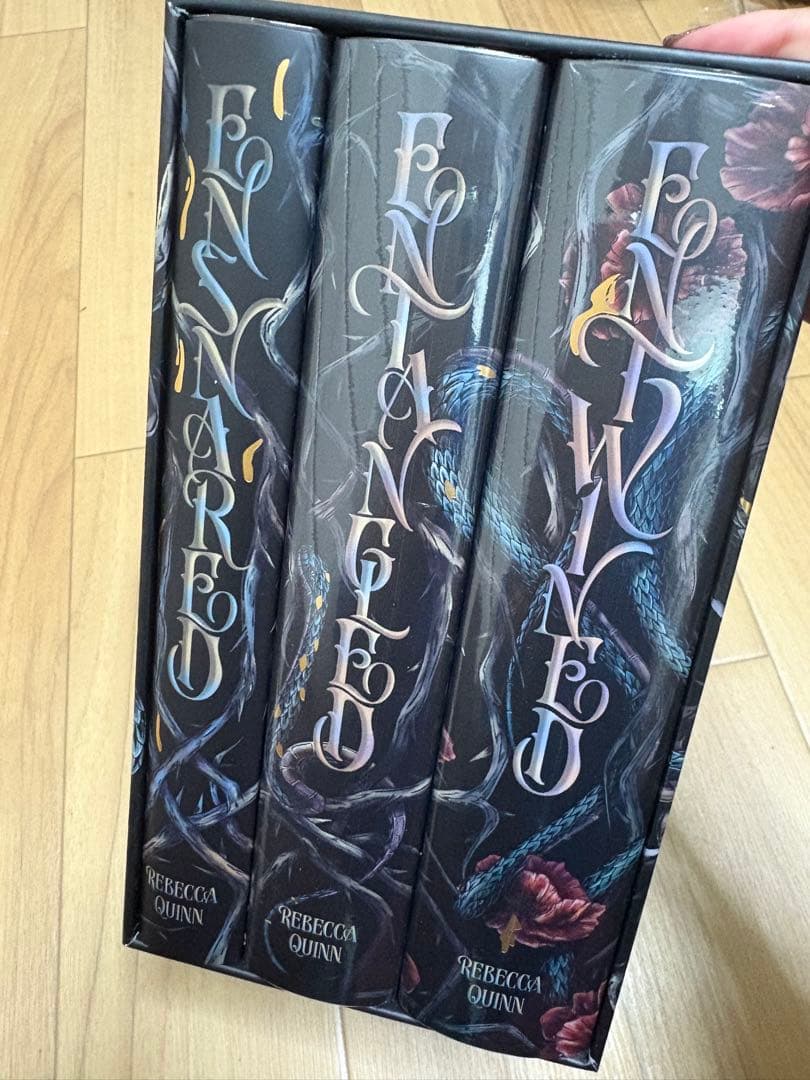 洋書 ensnared by rebecca quinn