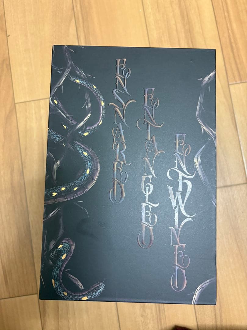 洋書 ensnared by rebecca quinn