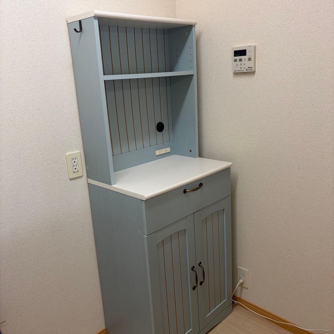 カップボード 幅60 オープンボード 食器棚 扉付き収納コンセント付きカントリー