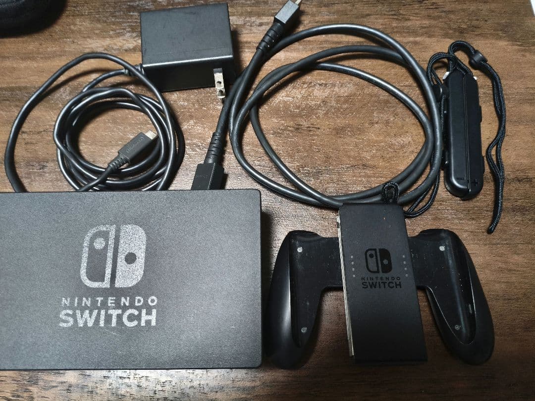NintendoSwitch　ブラック　コントローラー付き　Joy-Conなし