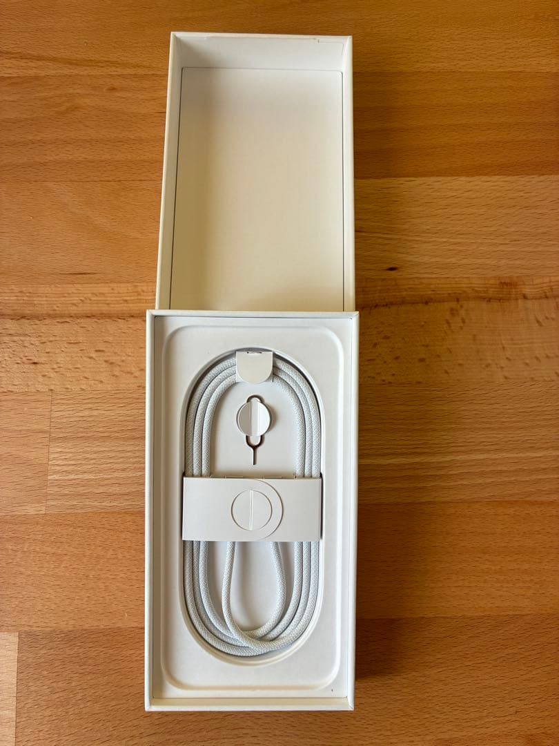 iPhone 16e 128GB バッテリー100%