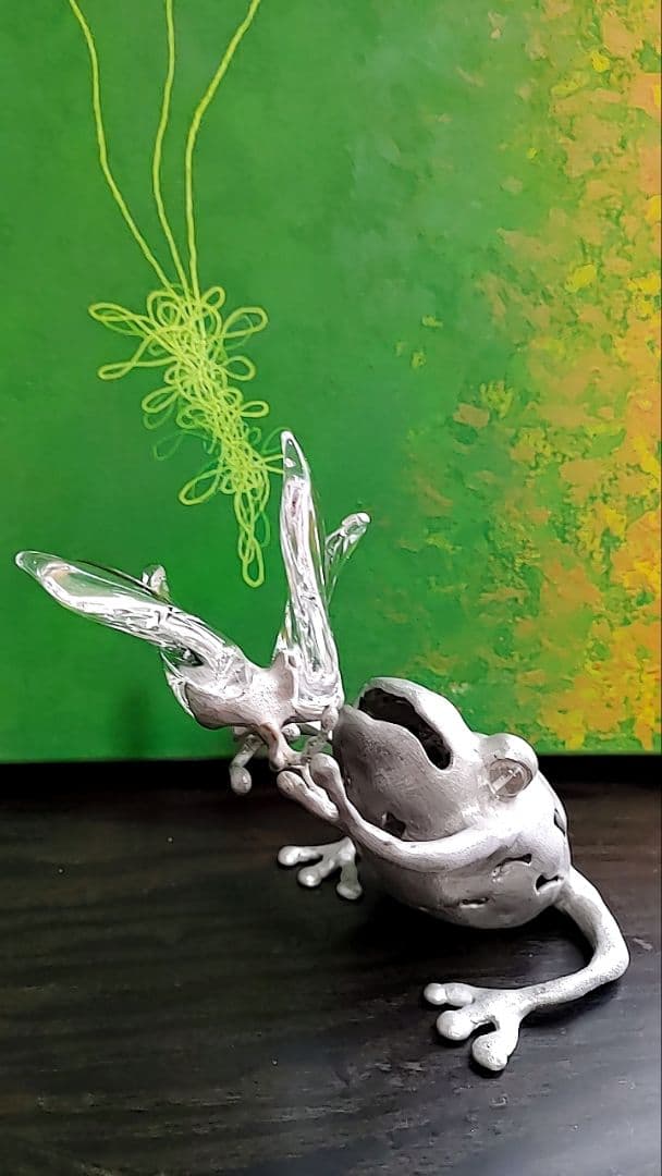 細見 博子 コンテンポラリーアート　蝶々をつかもうとする 蛙