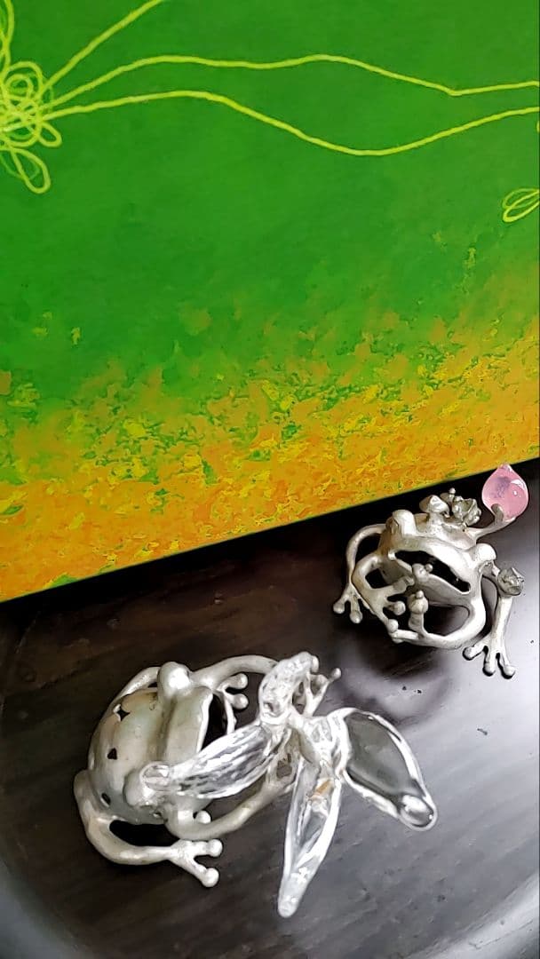 細見 博子 コンテンポラリーアート　蝶々をつかもうとする 蛙