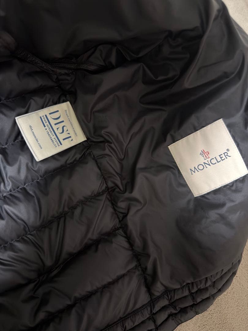 MONCLER ブラック ダウンベスト　2