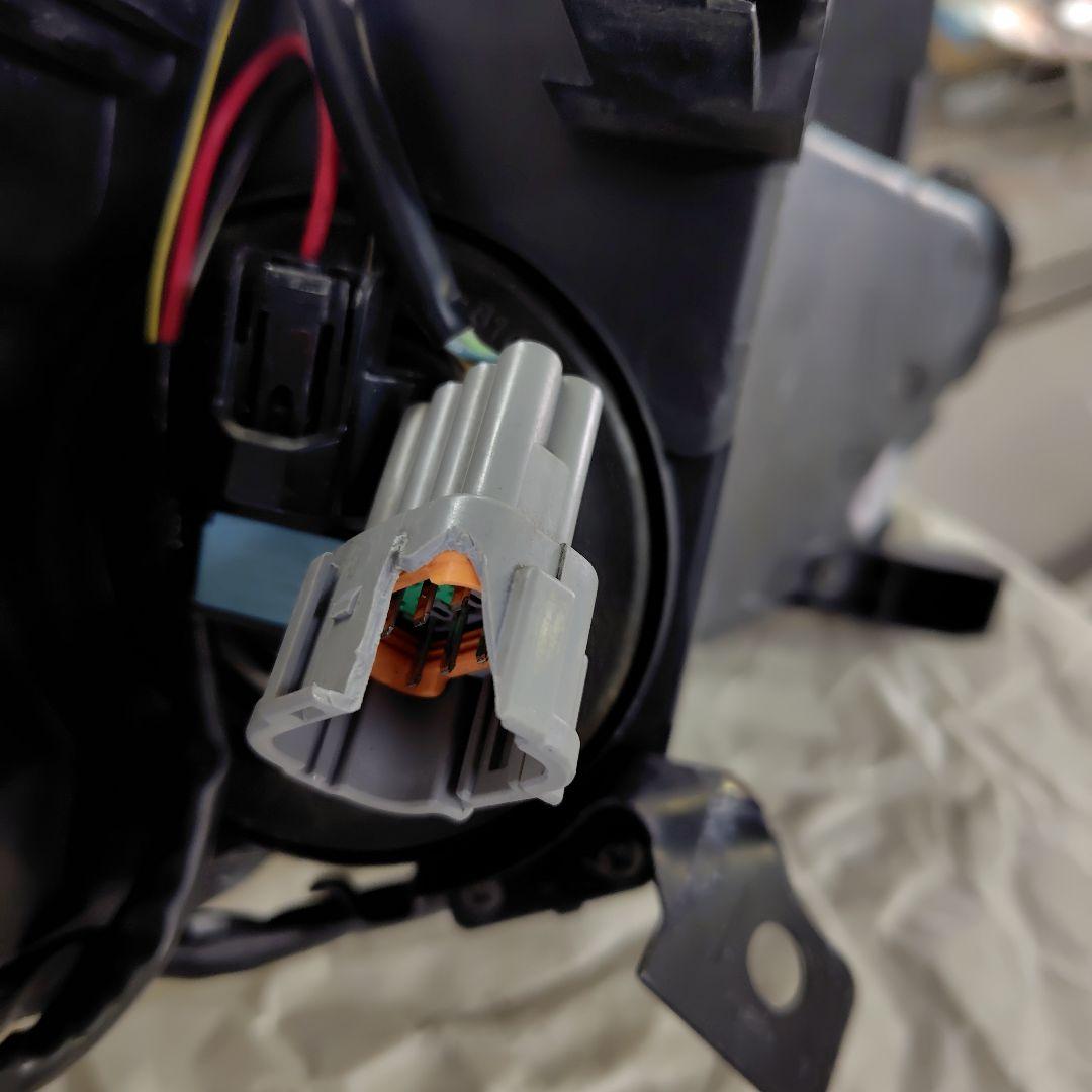 日産　スカイラインクロスオーバー　ヘッドライト　右　J50