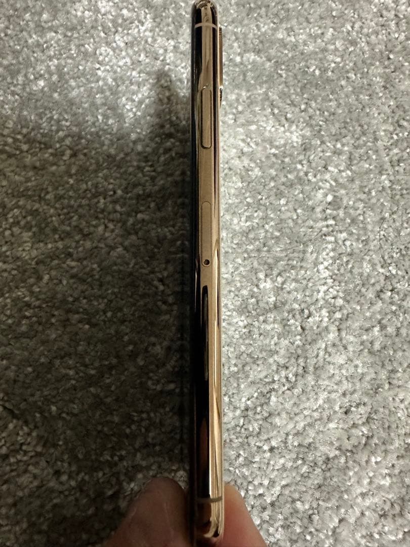 美品　iPhone Xsゴールド
