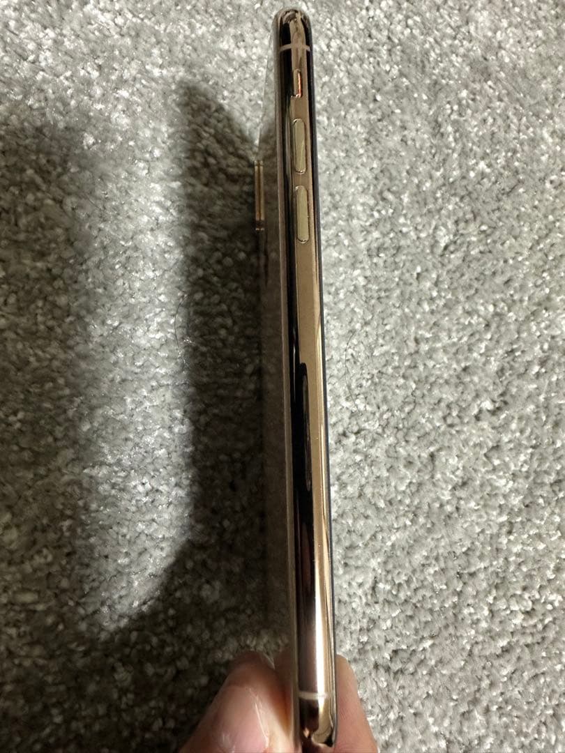 美品　iPhone Xsゴールド