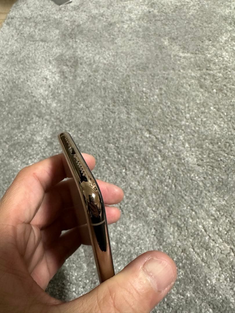 美品　iPhone Xsゴールド