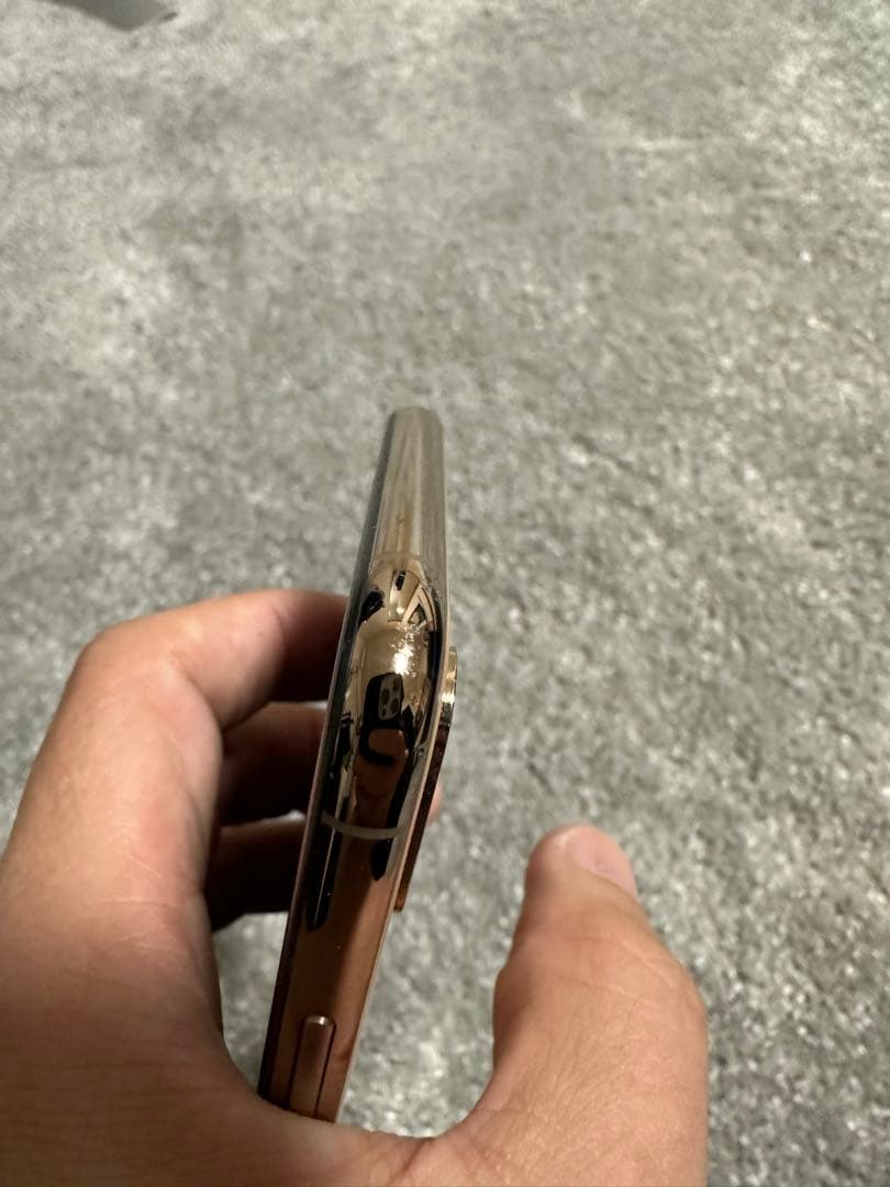 美品　iPhone Xsゴールド