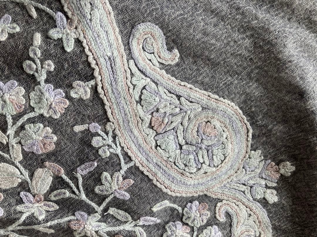 ねえさんTARA BLANCA花柄 ペイズリー 柄刺繍ストール