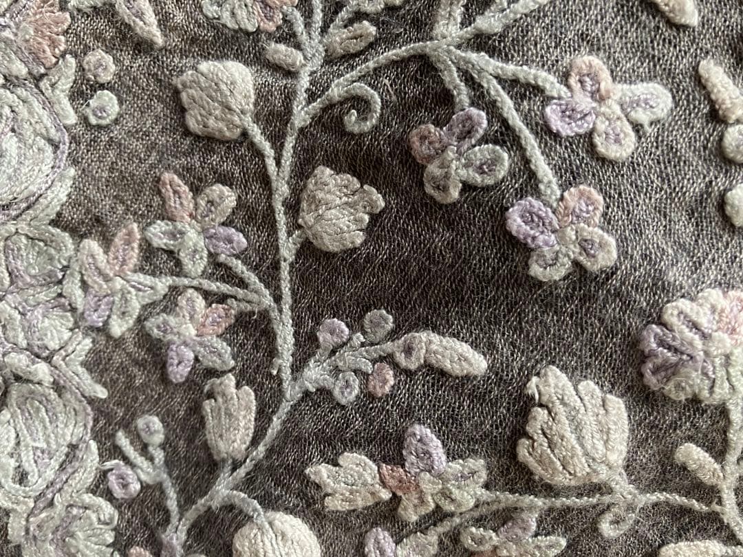 ねえさんTARA BLANCA花柄 ペイズリー 柄刺繍ストール