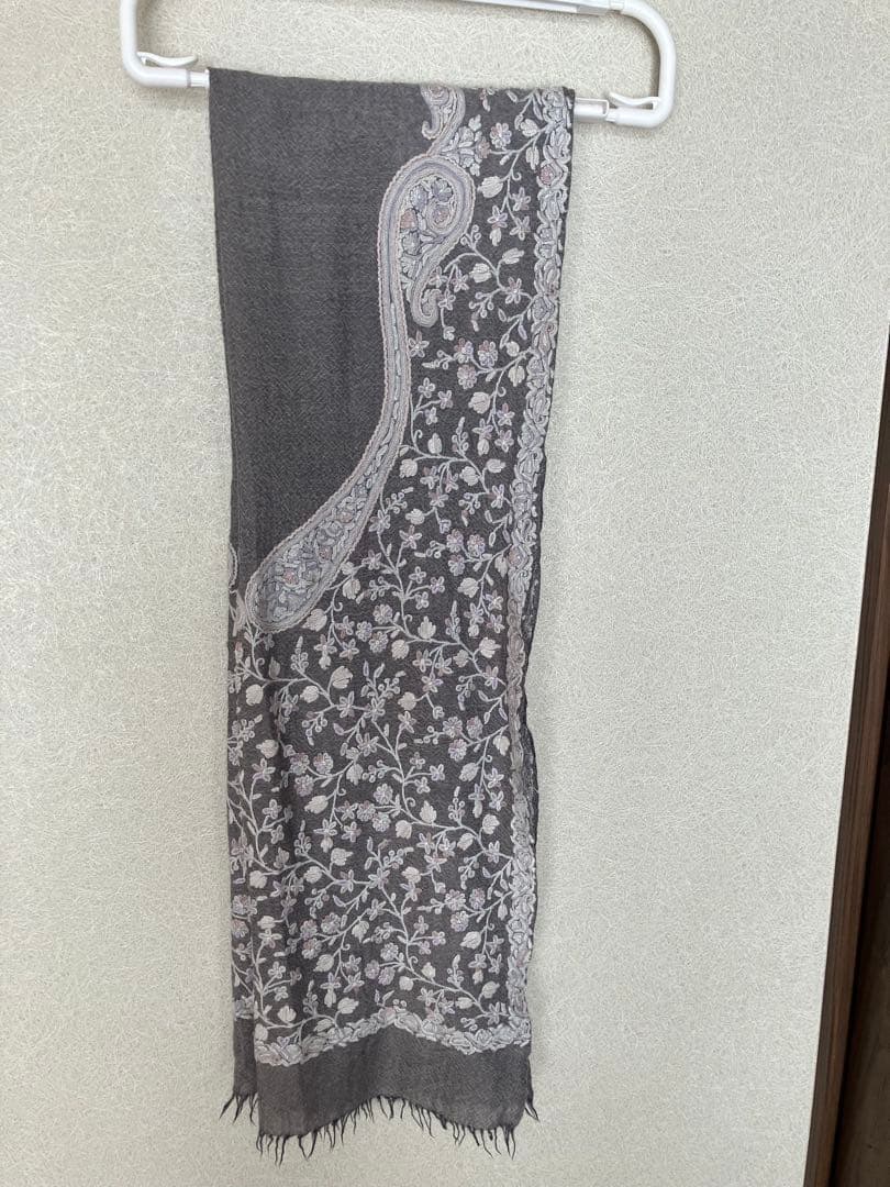 ねえさんTARA BLANCA花柄 ペイズリー 柄刺繍ストール