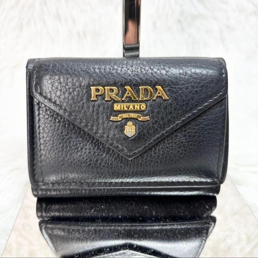 ✨付属品完備✨ プラダ ヴィッテロダイノ シボ 革 レター型 三つ折り財布 黒