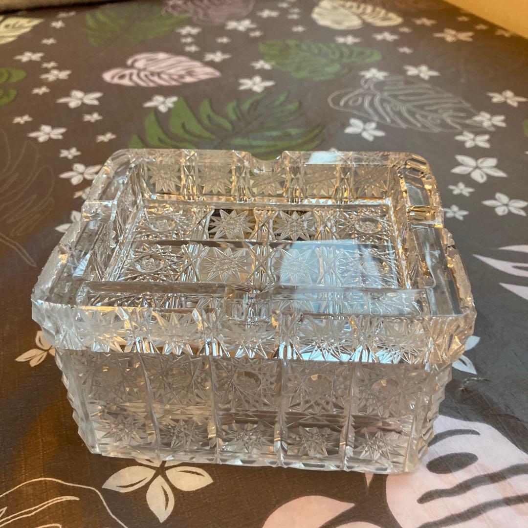 ボヘミアングラスの灰皿等小物入れ