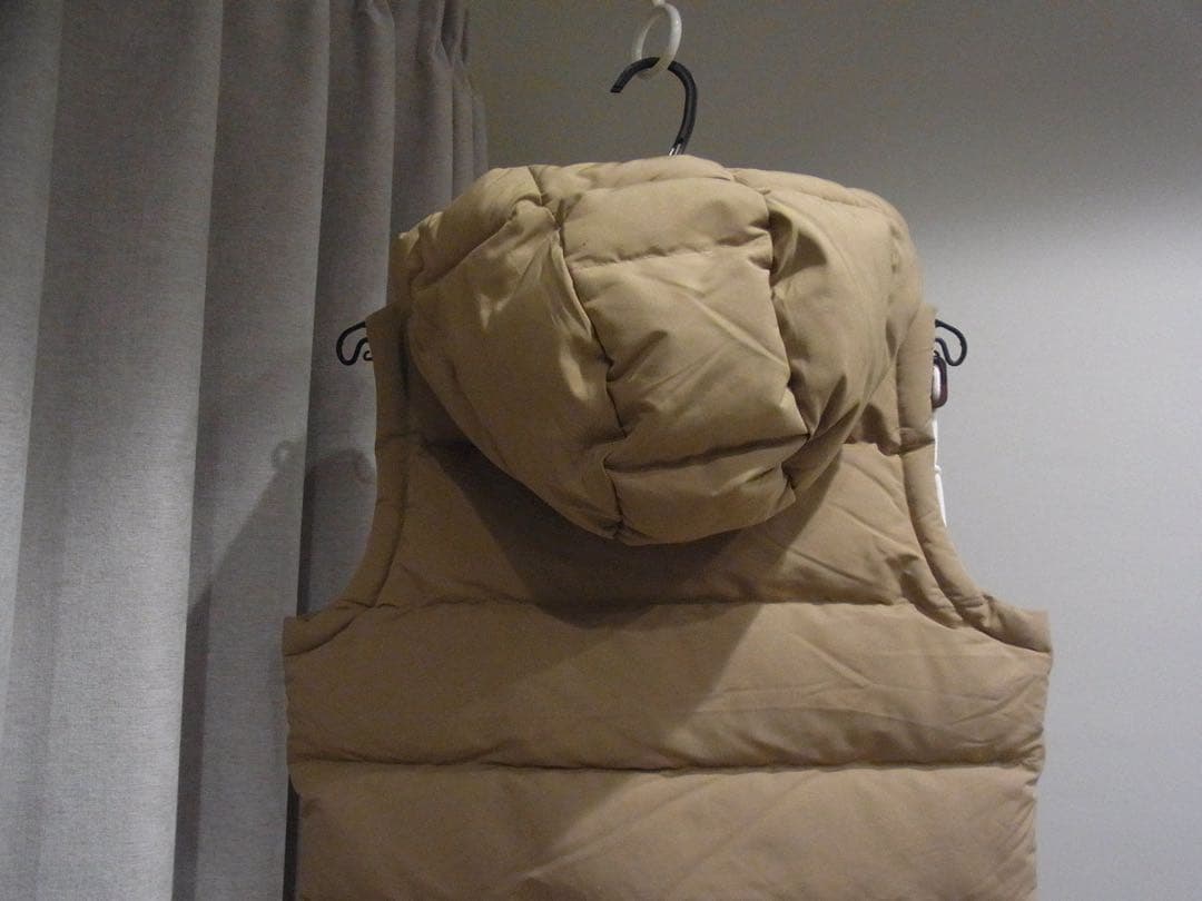 ベージュ ダウンベスト フード付き