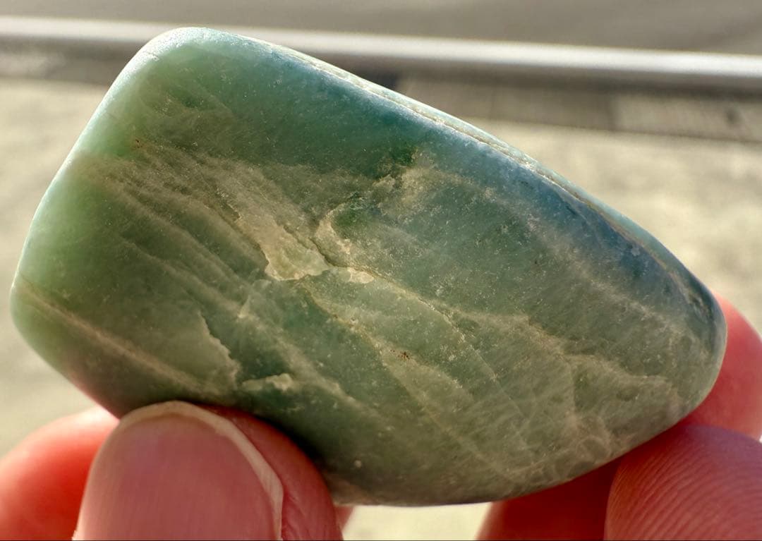 新潟県糸魚川市市振海岸産青緑色ヒスイ輝石岩　海石